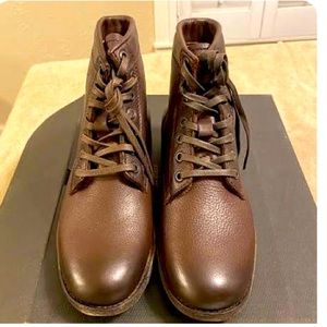 Traditional lace up brown Frye boots in pristine condition
